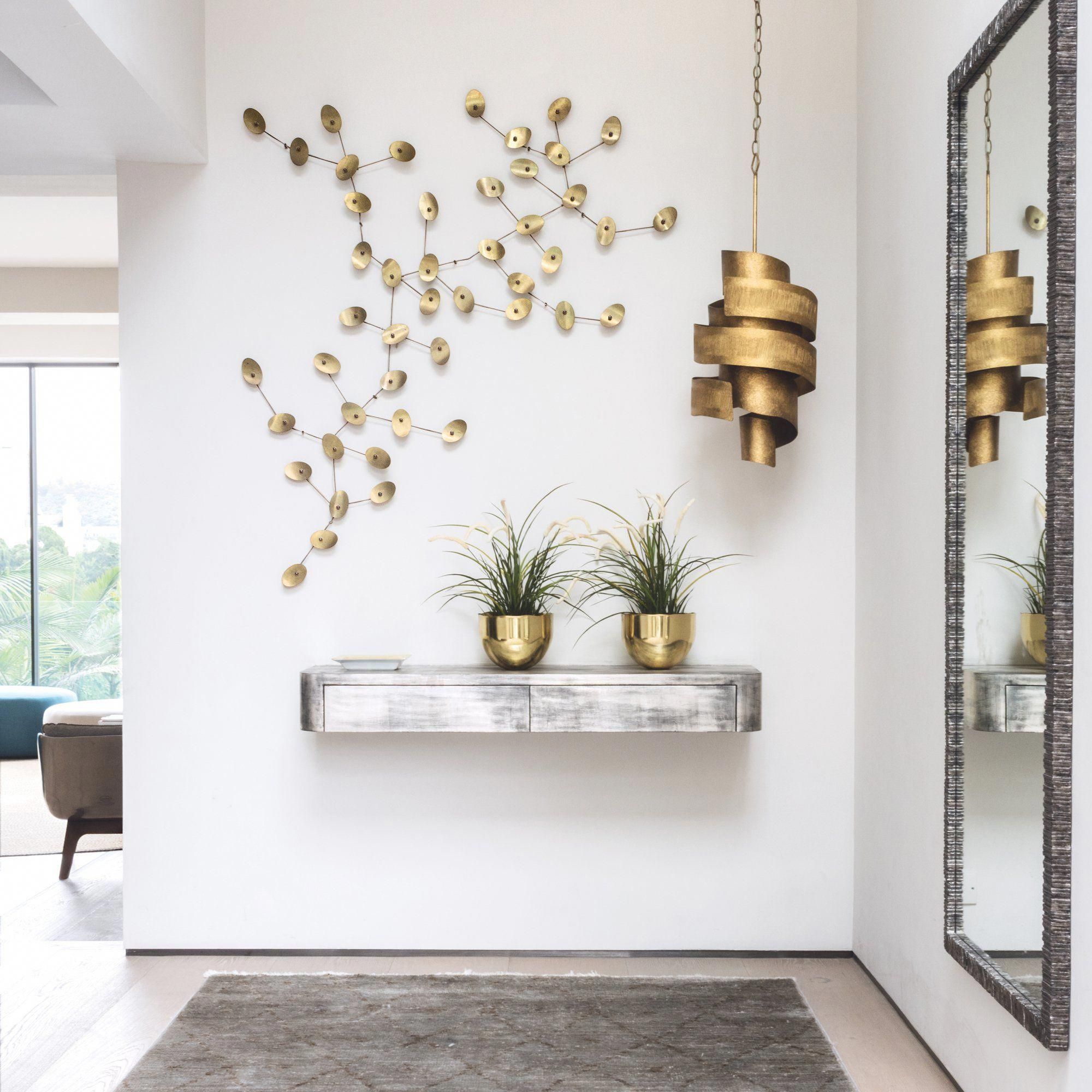 Ideas para decorar un recibidor moderno en tonos oro