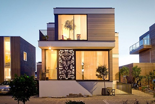 Diseños de casas de dos pisos con ventanas grandes