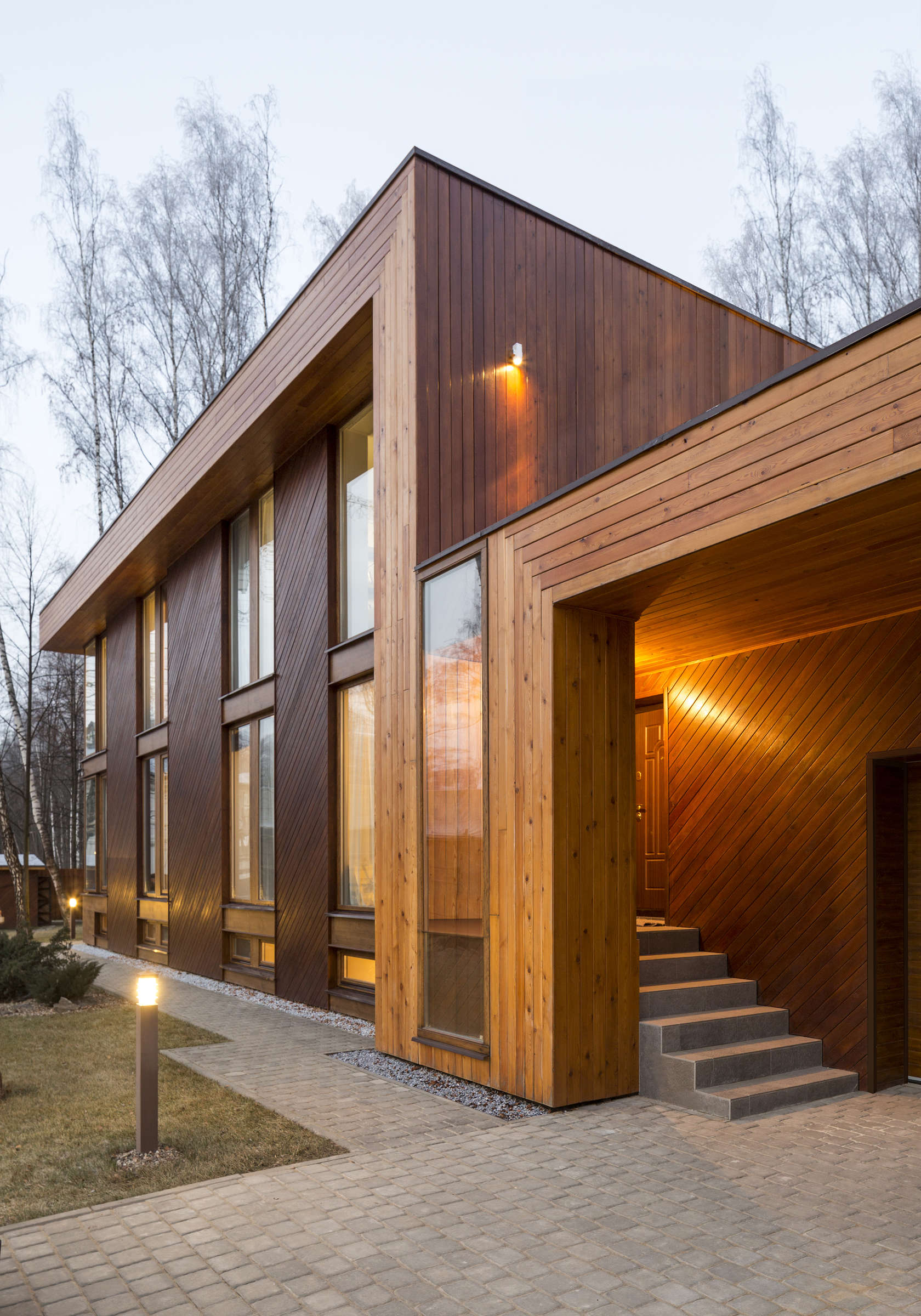 Fachadas de madera en casas de dos pisos