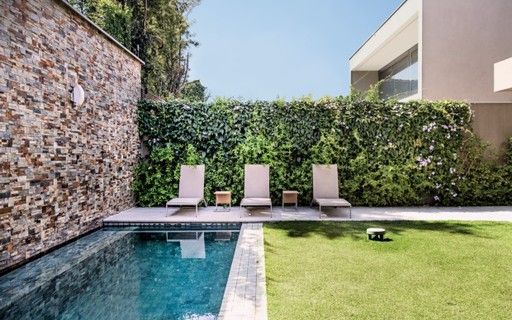 Casas estilo tropical con piscina