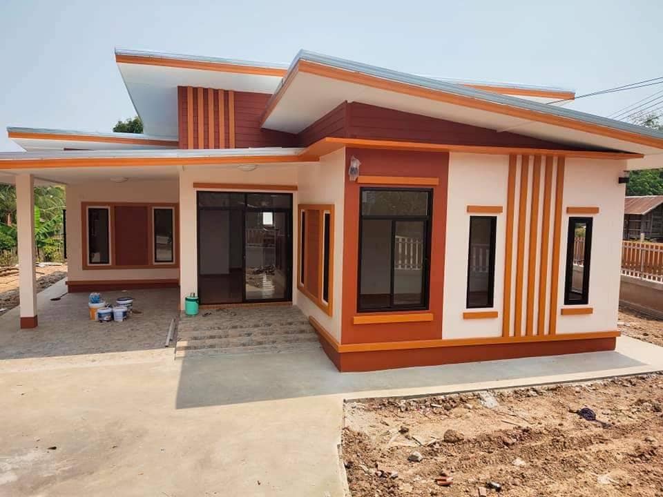 Hermosa casa moderna en tono marrón rojizo