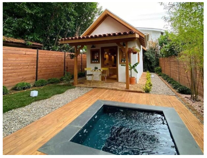 Mini casa con piscina en un terreno de 120 metros