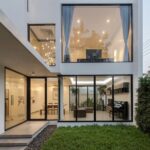Diseños de casas modernas con marcos y ventanas negros