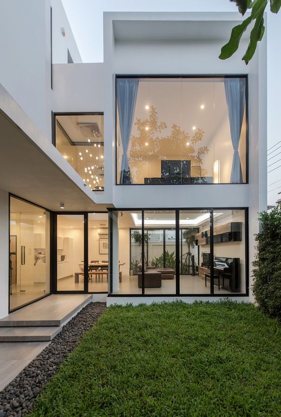 Diseños de casas modernas con marcos y ventanas negros