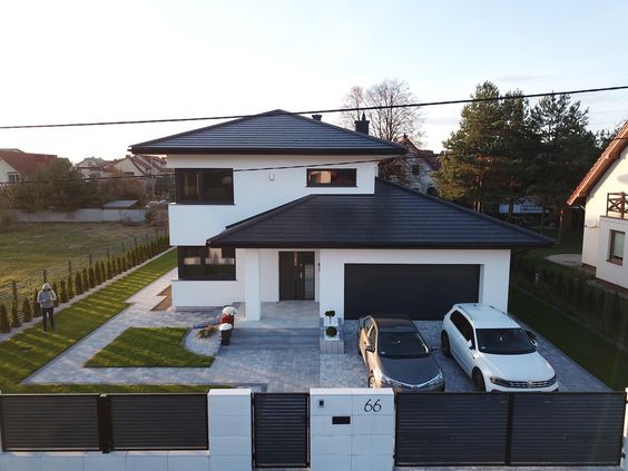 Casas con techo de teja en color negro