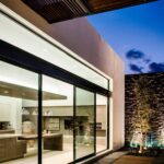 Ventanales altos naturaleza y luz integrados en fachadas de casas