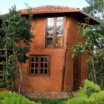 Diseños de casas de dos pisos construidas de adobe