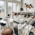 Complementa tu sala de estar con mantas y cojines