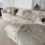 Complementa tu sala de estar con mantas y cojines