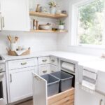 Cocinas blancas con repisas de madera clara