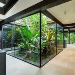 Jardineras interiores con ventanales de cristal