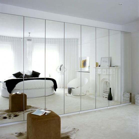 Habitaciones personales con pared de espejo