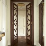 Puertas de madera con detalles tallados