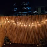 Iluminación en las cercas de bambú