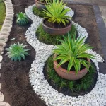 Jardineras con piedra decorativa y macetas